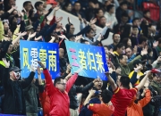 爱游戏-激烈竞技赛事引发球迷热议，场上精彩瞬间回顾